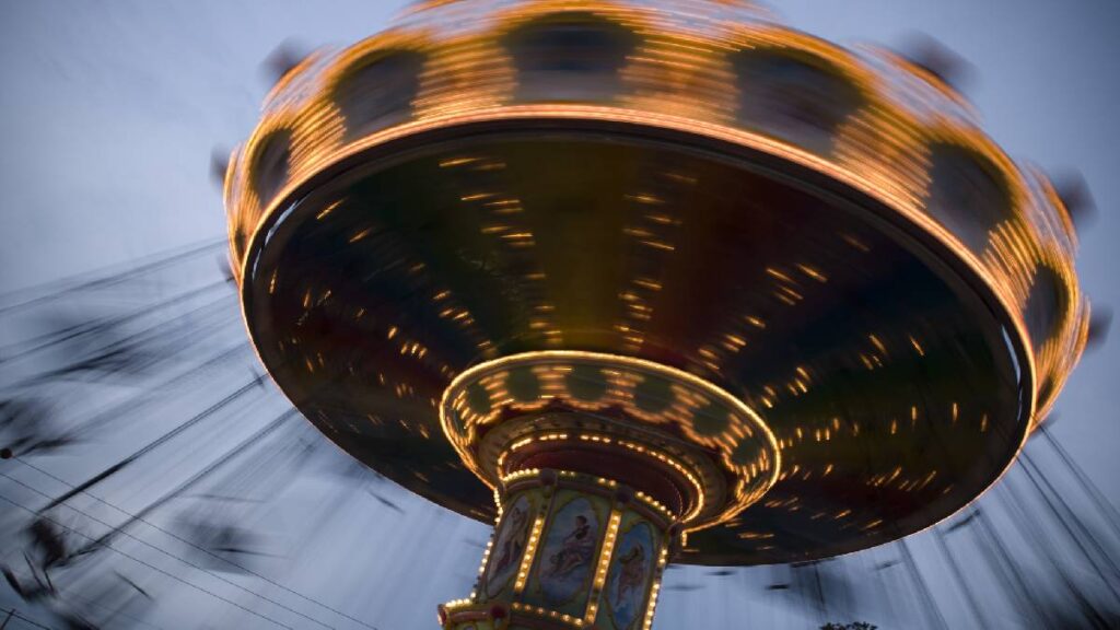 Video: jóvenes quedan atrapados en juego mecánico de la feria de Querétaro