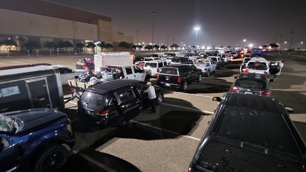 Megacaravana de migrantes sale de Laredo, Texas, a México