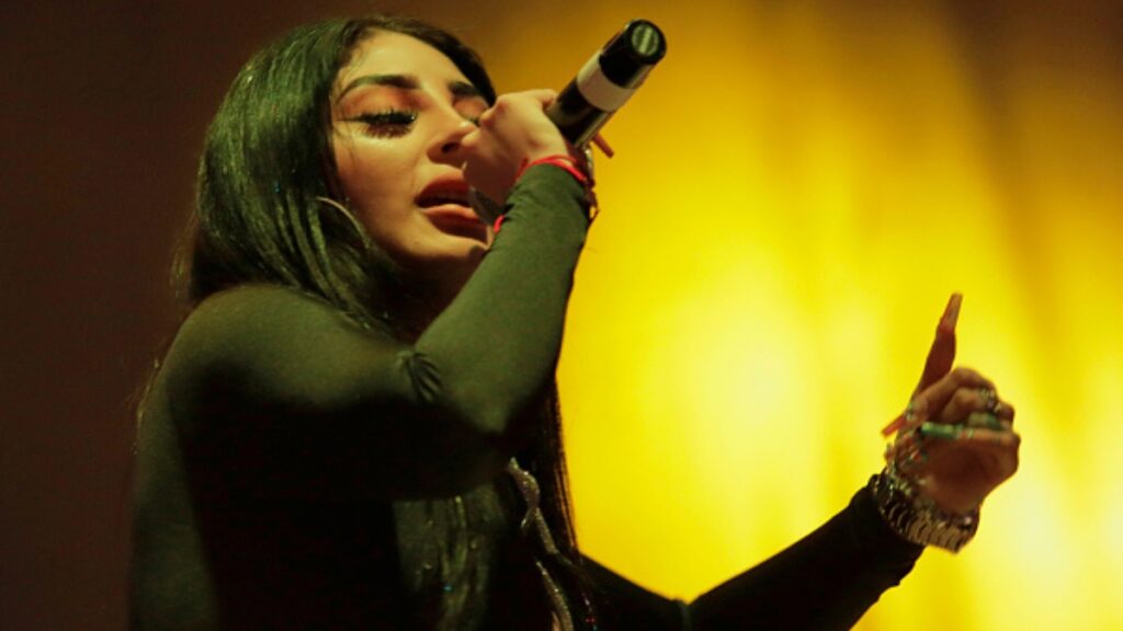 Bellakath denuncia robo en AICM de cartera con 80 mil pesos