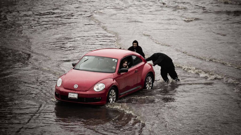 Coches que se quedan varados en una inundación
