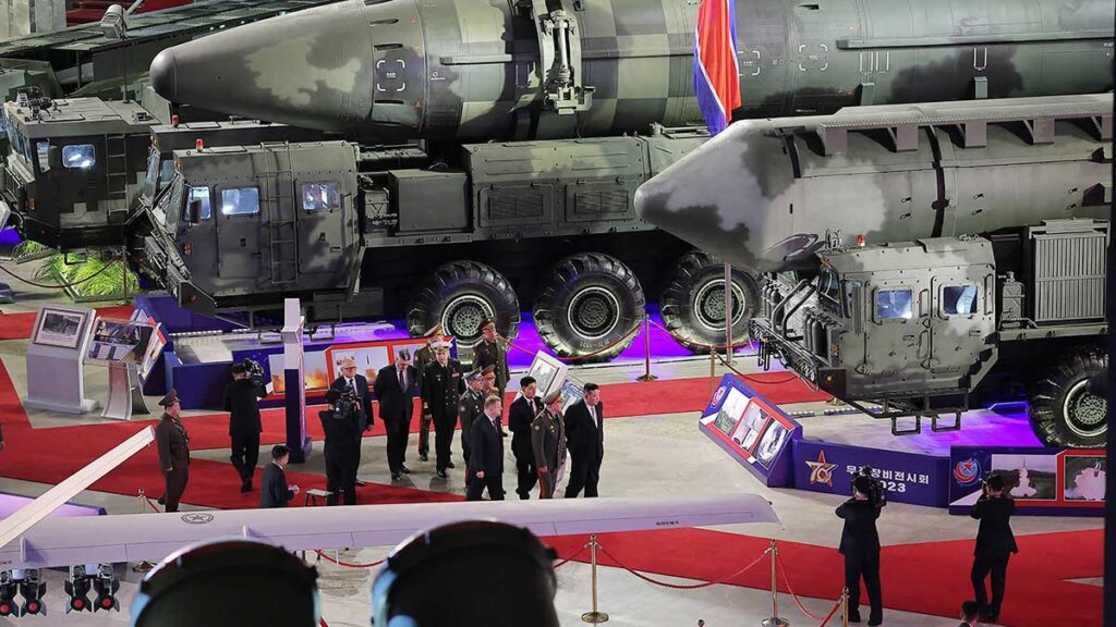 Kim Jong Un, líder de Corea del Norte encabezó el recorrido.Foto: AFP /KCNA VIA KNS