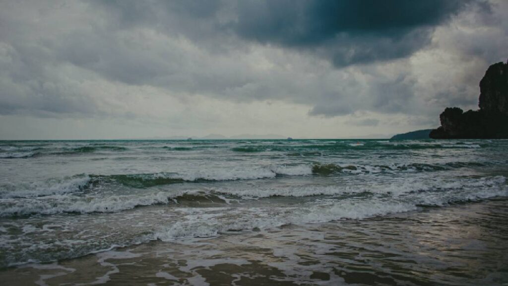 Lanzan alerta por mar de fondo en guerrero