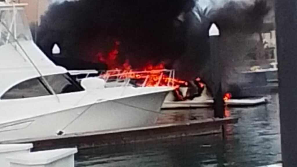 Incendio de yate en La Paz, Baja California Sur, deja 1 muerto; video