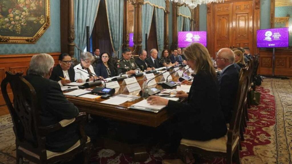 Fotografía de la reunión en Palacio Nacional entre funcionarios de México y EU, en la que también participó AMLO