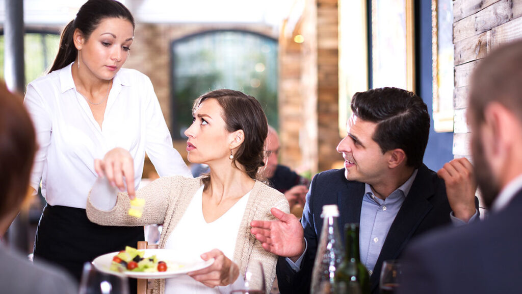 Profeco restaurante: personas en un restaurante quejándose de la comida con la mesera