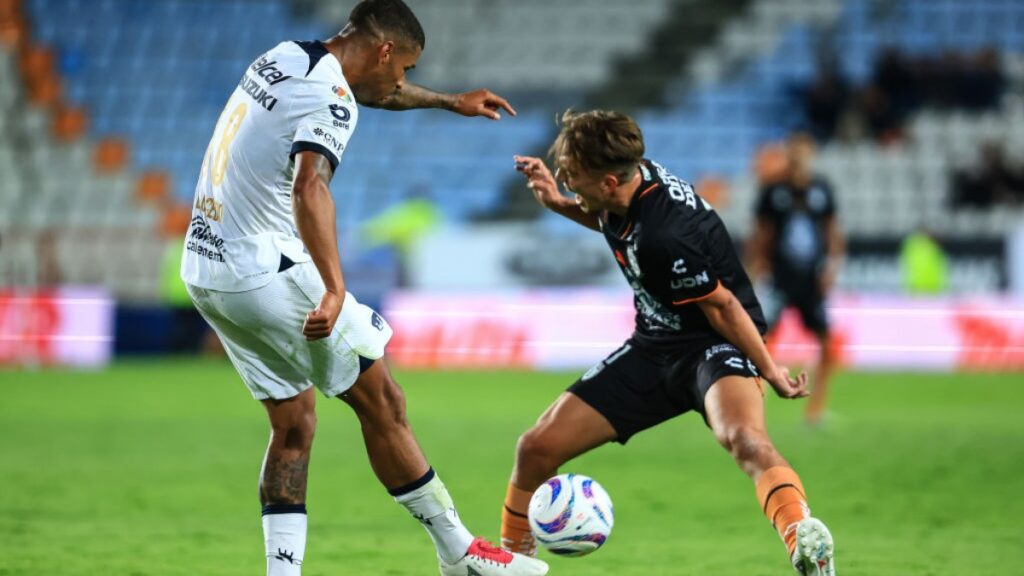 Jugadores del Pachuca y Pumas disputan el balón en el Estadio Hidalgo
