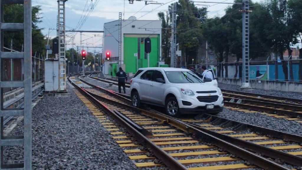 TREN LIGERO AUTO ATORADO