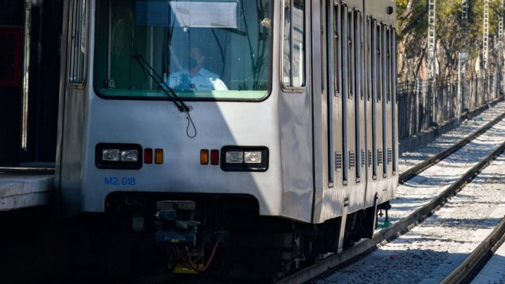 Hombre muere al golpearse con un poste mientras viajaba colgado de una ventana del Tren Ligero de Guadalajara.