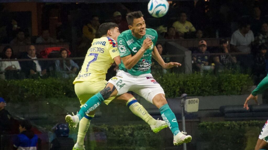 Jugadores del América y León disputan el balón en el Estadio Azteca