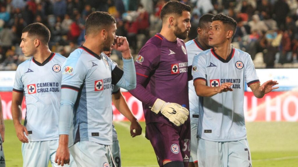 Jugadores del Cruz Azul dialogan en partido ante Pachuca
