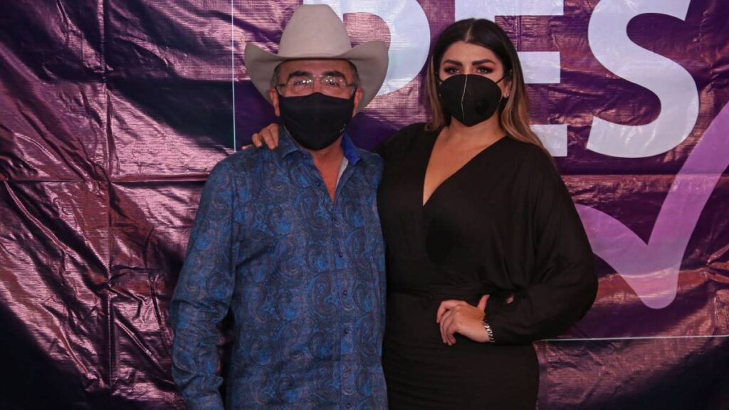 Vicente Fernández Jr comparte invitaciones de boda con Mariana González