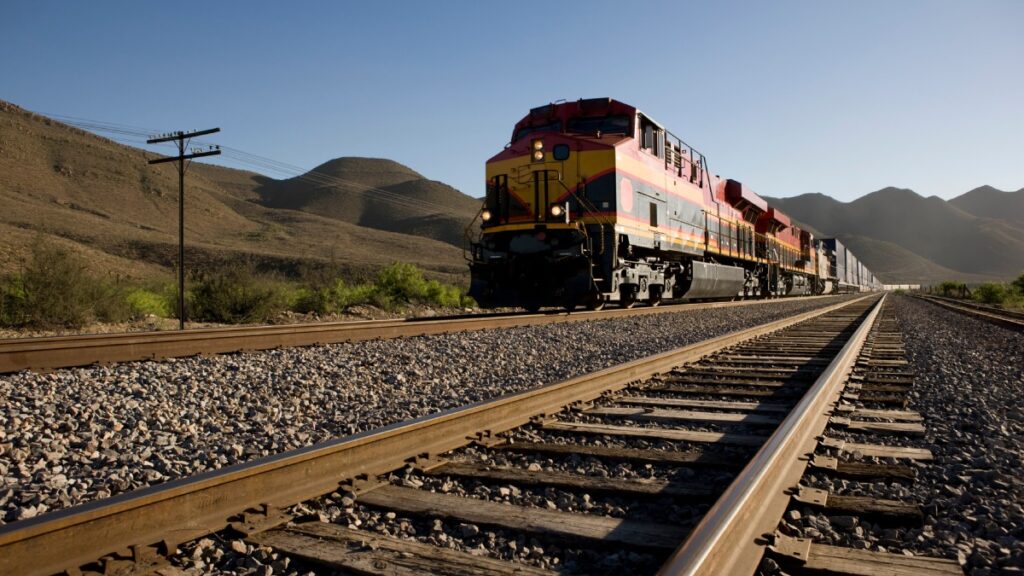 Jalisco: Salvan a hombre en silla de ruedas de ser arollado por el tren