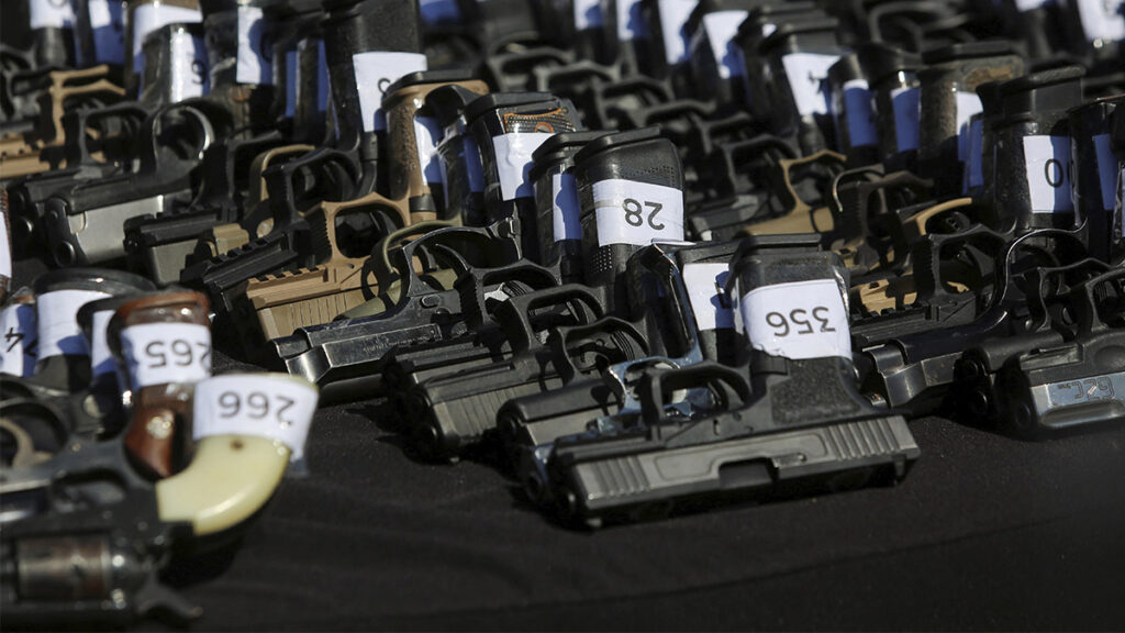 Juez de EU cancela audiencia demanda armas presentada por México