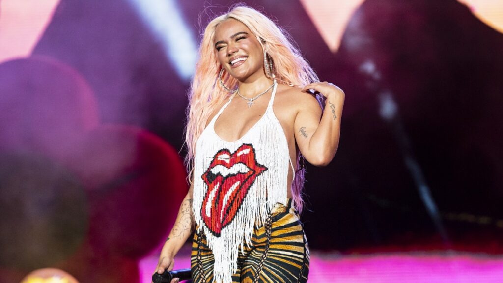 karol-g-se-emociona-en-show-fans-le-cantan-cancion