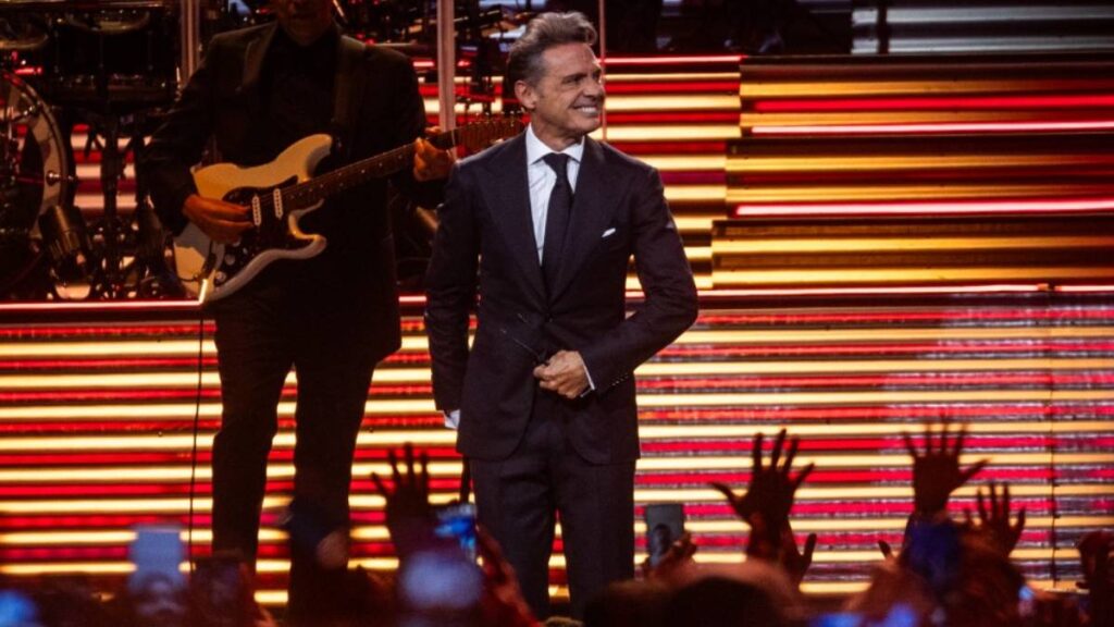 Luis Miguel Rompe Vaso Video
