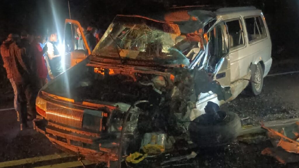 mexico-pachuca-choque-entre-combi-y-trailer-chofer-y-nino-quedan-prensados