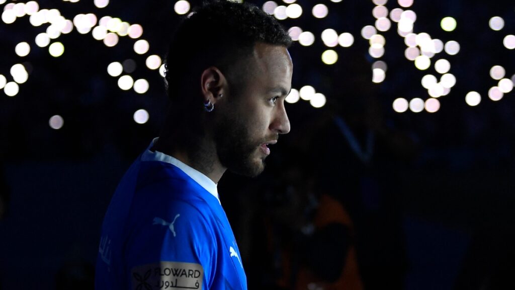 Neymar con la playera azul de su nuevo equipo, del club Al-Hilal de Arabia Saudita.