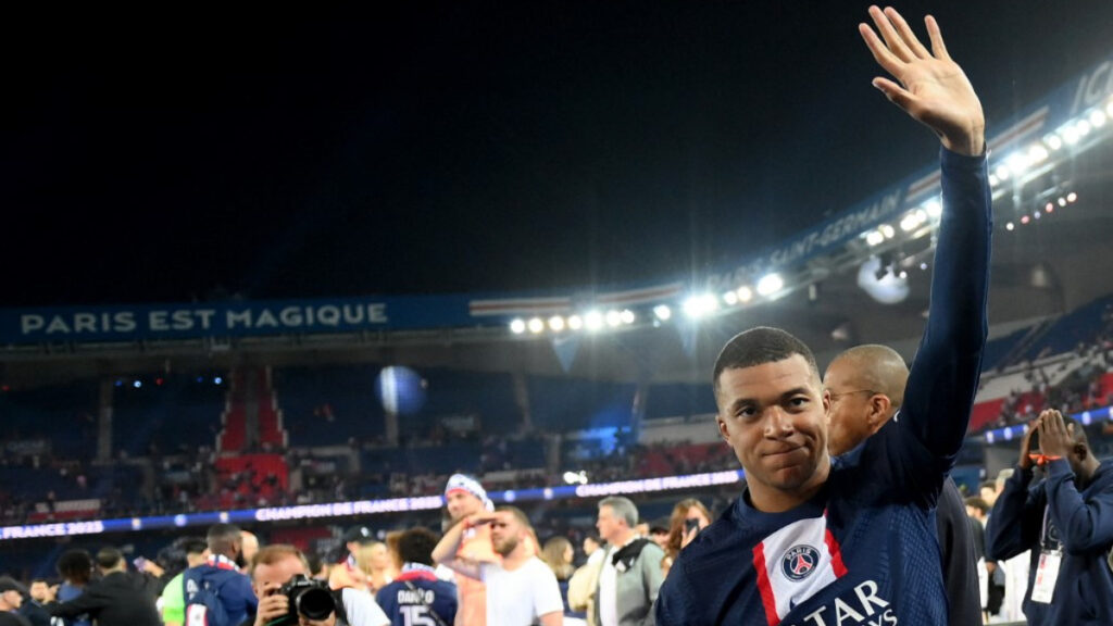 ¿Kylian Mbappé se va? PSG ya borró su imagen y quitó sus playeras