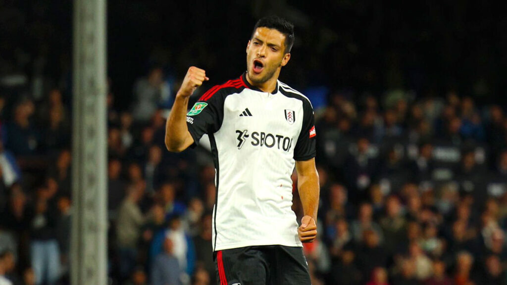 Raúl Jiménez cumple anotando su penal para eliminar a Tottenham de la Carabao Cup