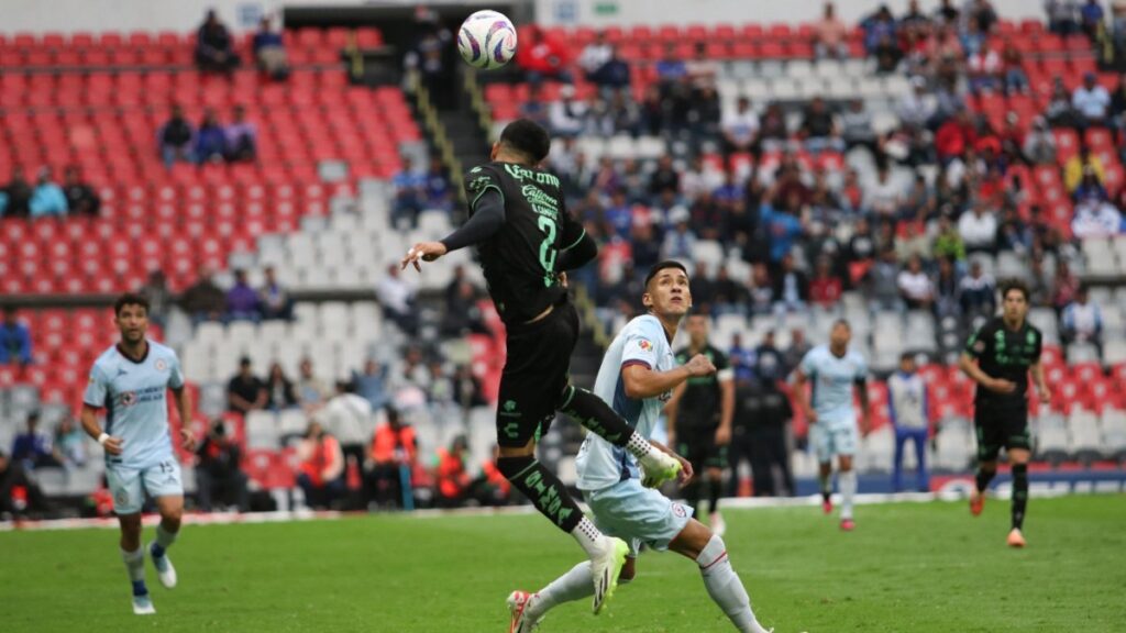 Jugadores de Santos y Cruz Azul empataron 2-2 en el estadio Azteca