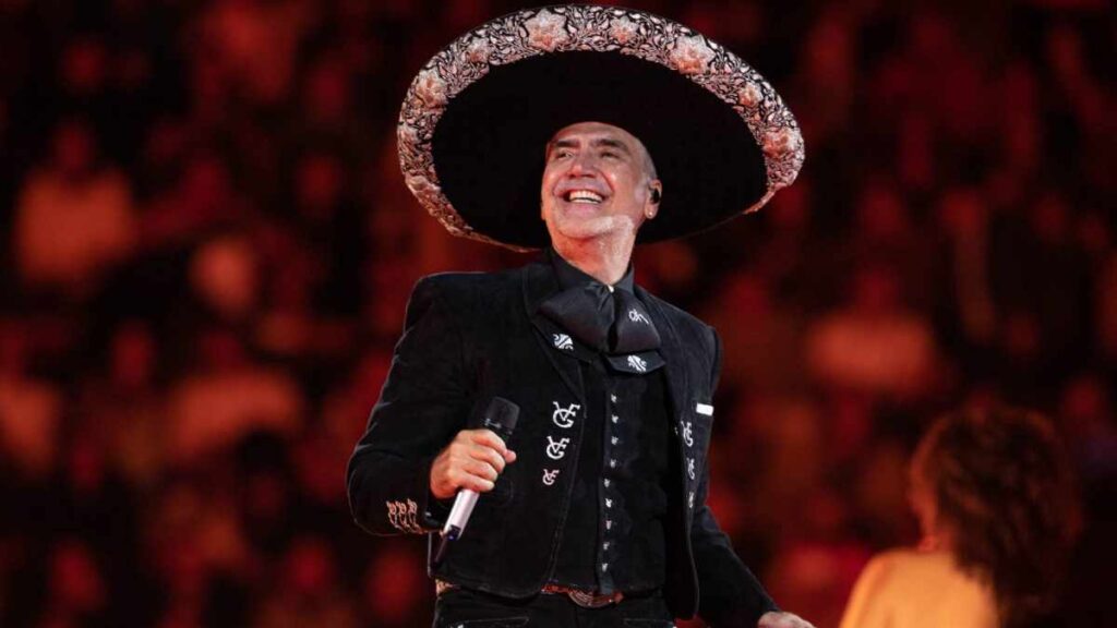 Alejandro Fernández hace fuerte comentario contra los Aguilar en pleno concierto
