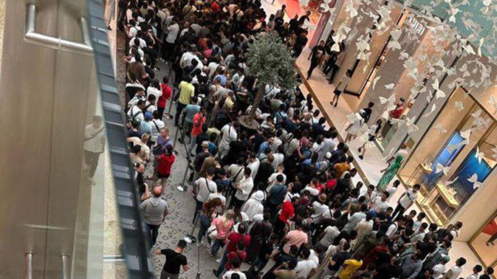 Se dieron con todo: zafarrancho en Dubái por lanzamiento del iPhone 15