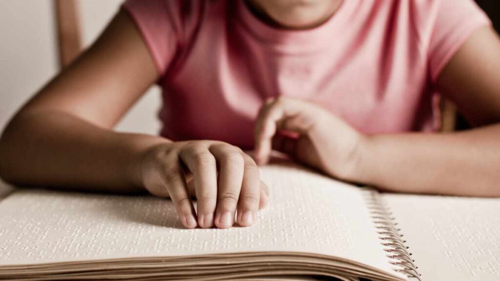 En TikTok, niña con discapacidad visual muestra su día a día