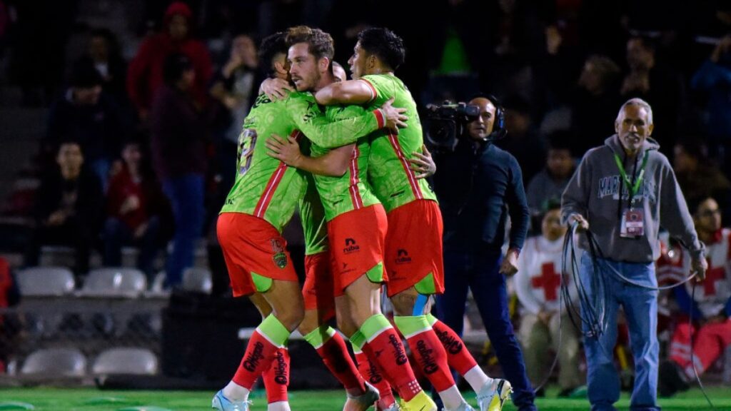 Jugadores del Juárez celebran una victoria en la Liga MX