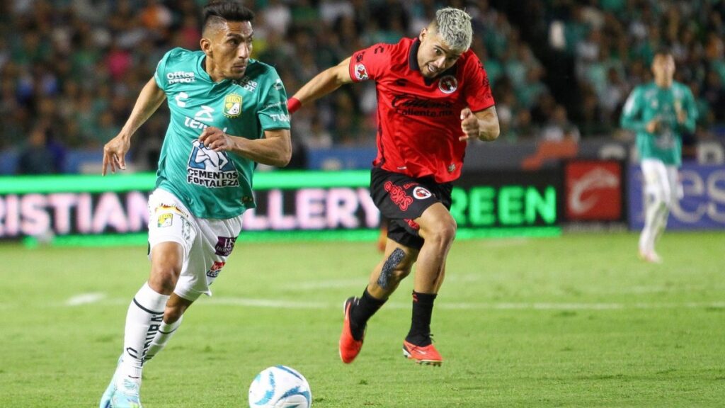 Jugadores de León y Tijuana disputan el balón en partido de la Liga MX