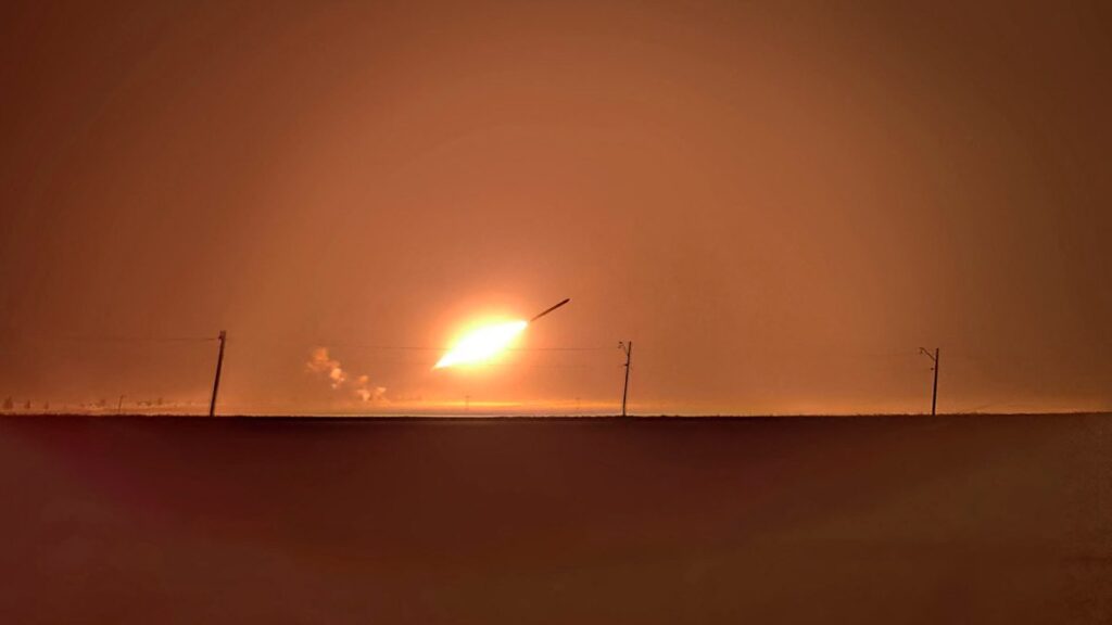 Misil de prueba en el cielo al amanecer