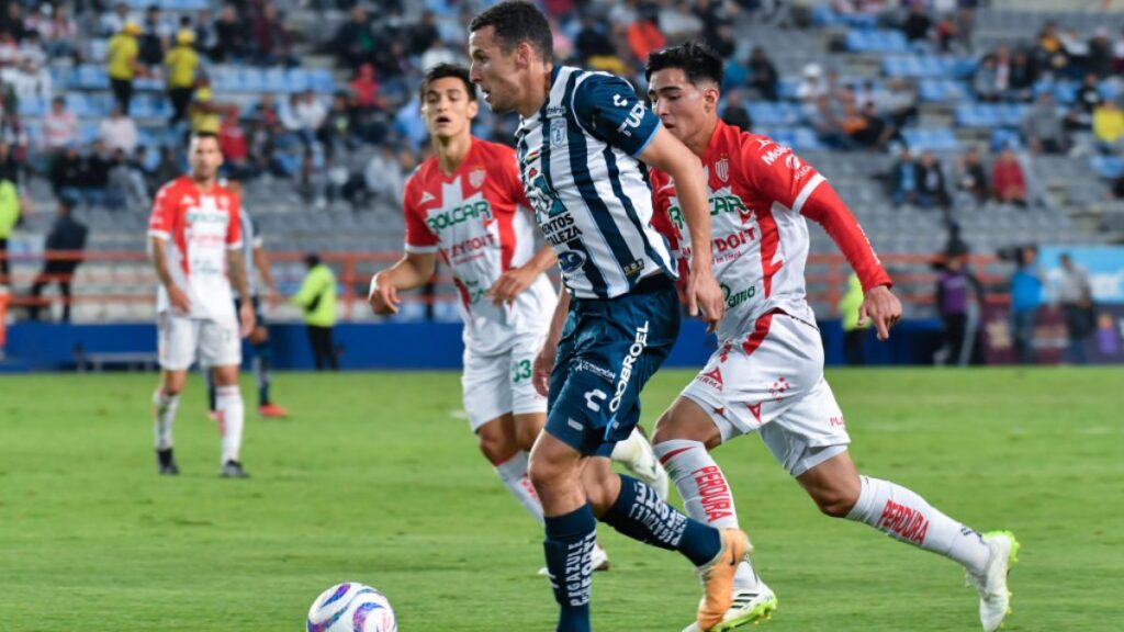 Jugadores del Pachuca y Necaxa disputan el balón