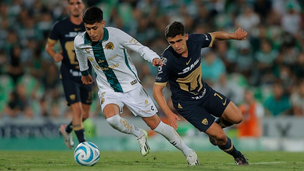 Jugadores de Pumas y Santos disputan el balón en el estadio Corona