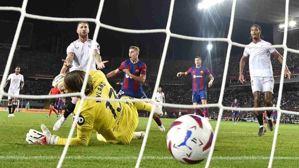 Sergio Ramos anota un autogol que le da el liderato al Barcelona