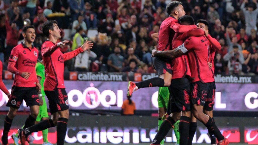 Jugadores de Xolos de Tijuana festejan su triunfo ante Juárez