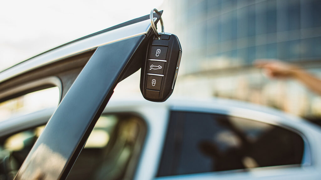 SAT va tras aseguradoras por IVA; el seguro de tu auto subiría. Shutterstock