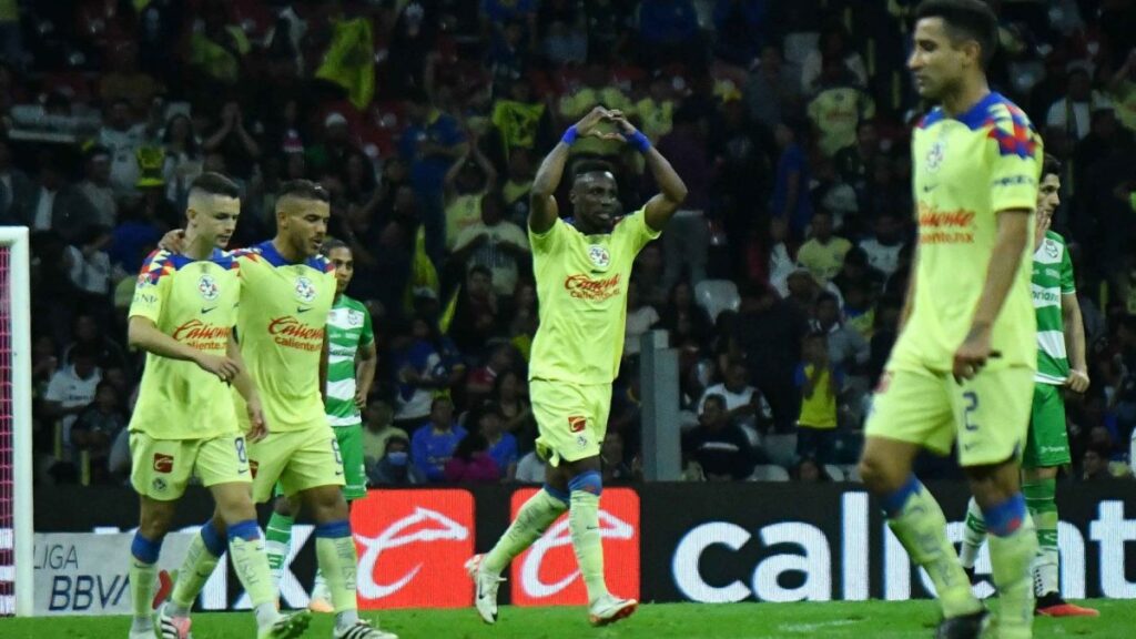 Jugadores del América celebran un triunfo en el estadio Azteca