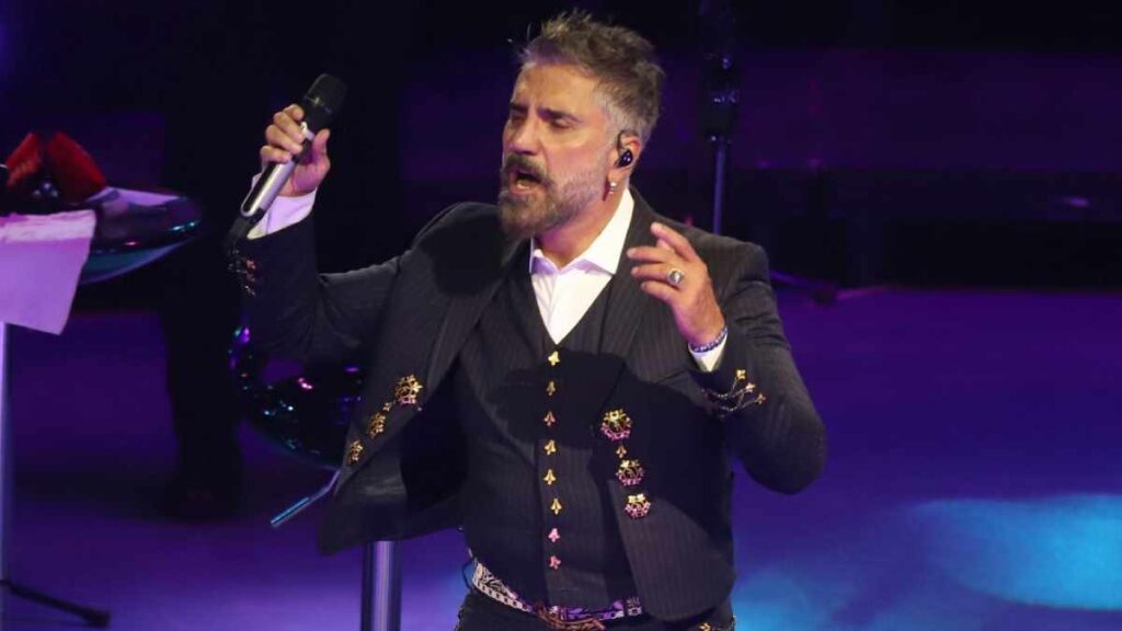 Alejandro Fernández es captado, otra vez, presuntamente borracho; dicen, se durmió