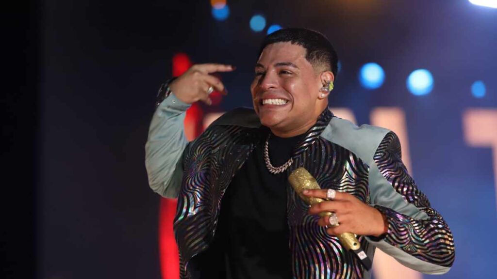 Acusa a ex de Eduin Caz de robarse asientos en primera fila en palenque