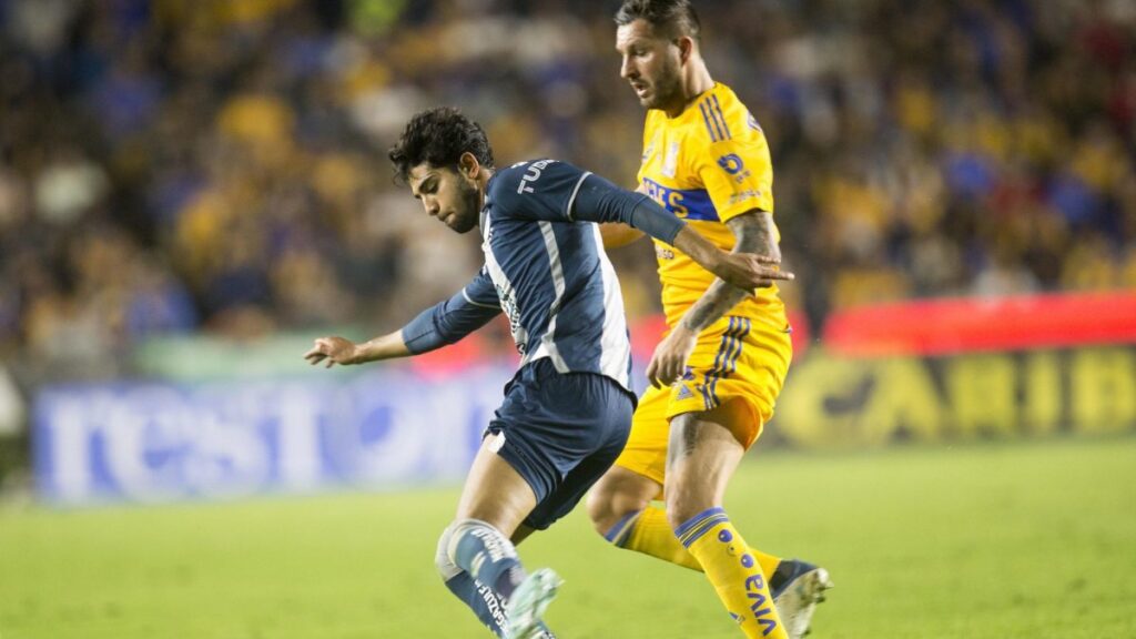 Jugadores de Pachuca y Tigres disputan el balón