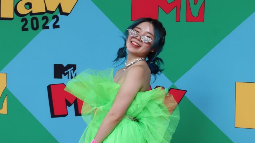 Tunden A Chingu Amiga Por Usar Bikini