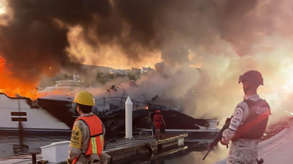 la-paz-bcs-se-incendian-embarcaciones-en-marina-palmira