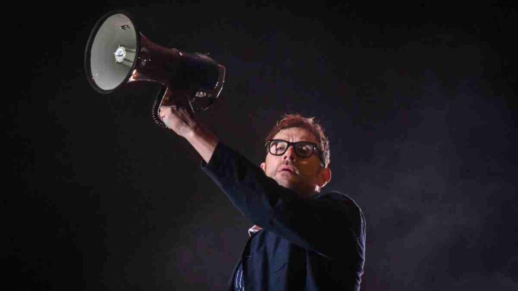 Blur interpreta un fragmento de la canción "Ella Baila Sola" de Peso Pluma en el Corona Capital 2023