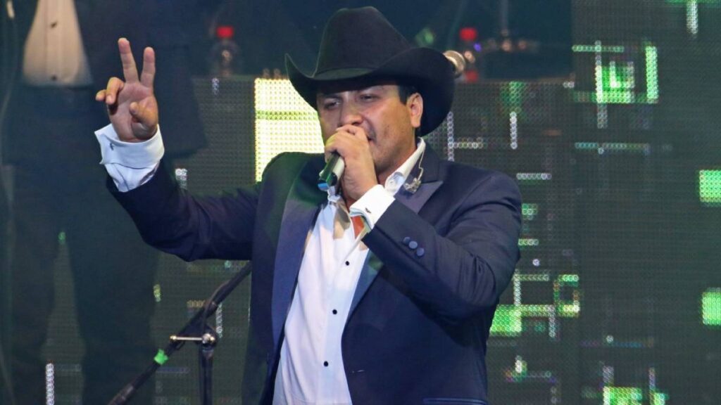 Julión Álvarez sorprende al colarse en una fiesta