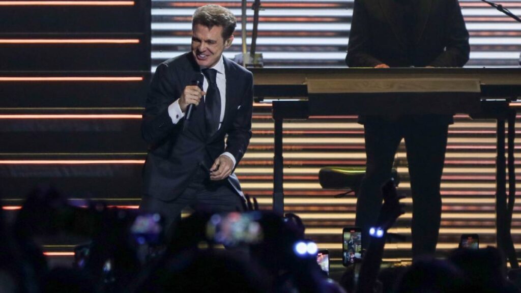 Luis Miguel, el “Sol”, llora en concierto al cantar “La Incondicional”