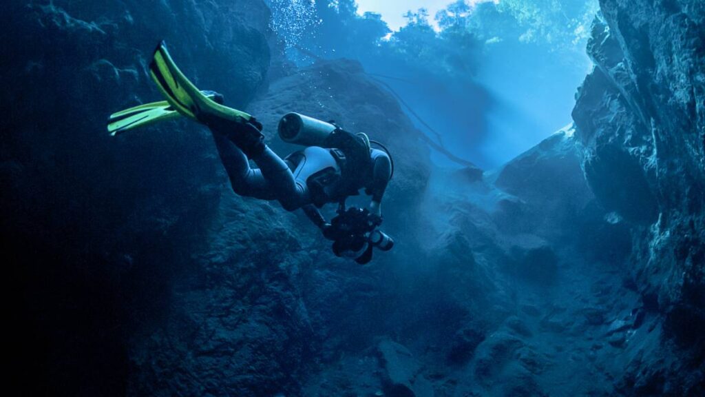 Buzos captan en video terremoto abajo del agua en Indonesia