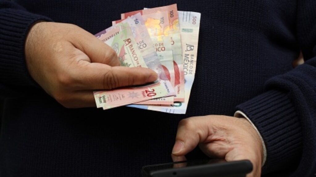 ¡A pagar deudas, invertir o gastar! Aguinaldo y fondo de ahorro: ¿en qué usan el dinero los mexicanos?