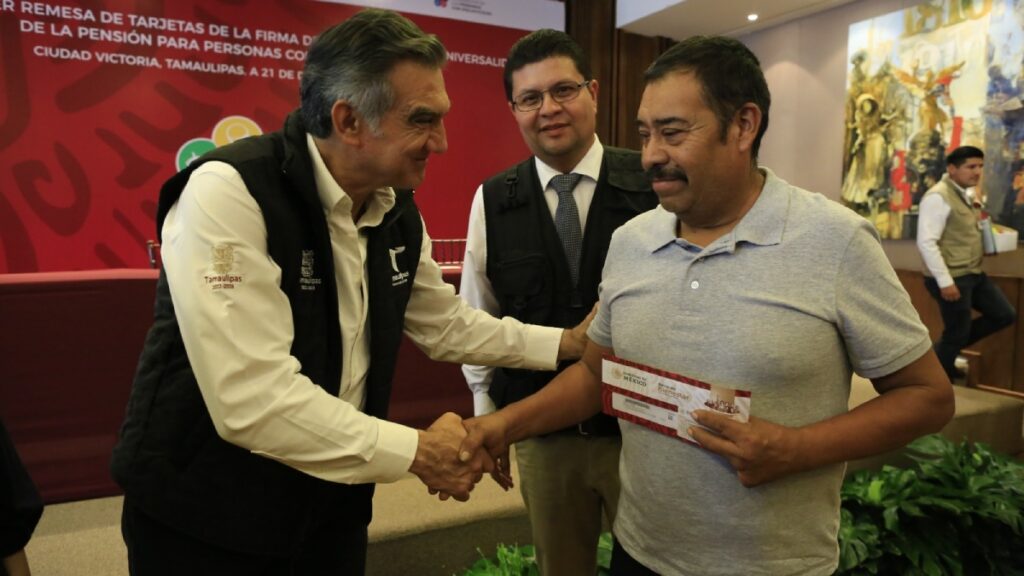 Américo Villarreal entrega tarjetas del Bienestar a personas con discapacidad