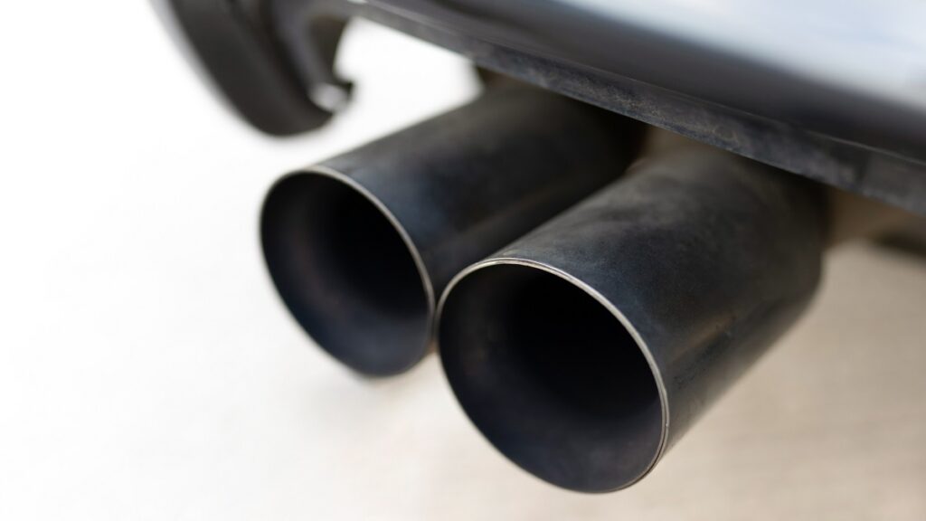 Qué significa y qué hacer con el humo blanco del auto. Getty