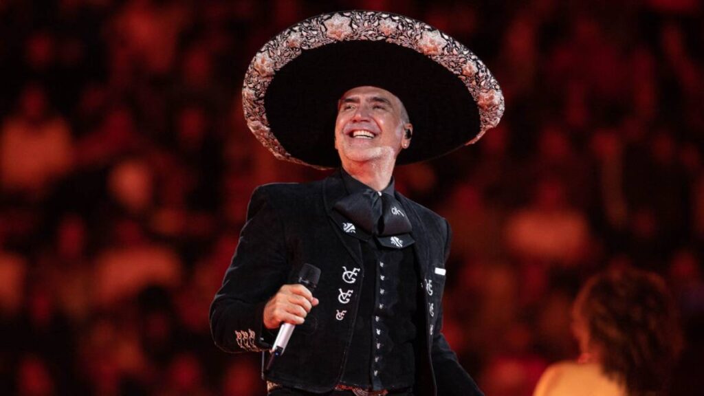 Alejandro Fernández sorprende con disfraz en Navidad