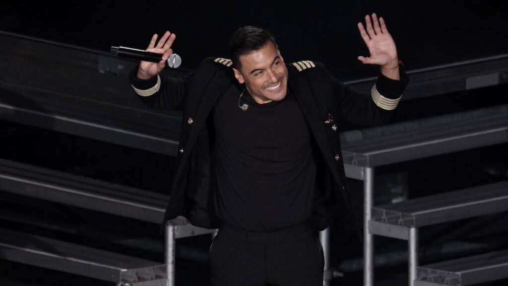 Carlos Rivera comparte tierna foto junto a León